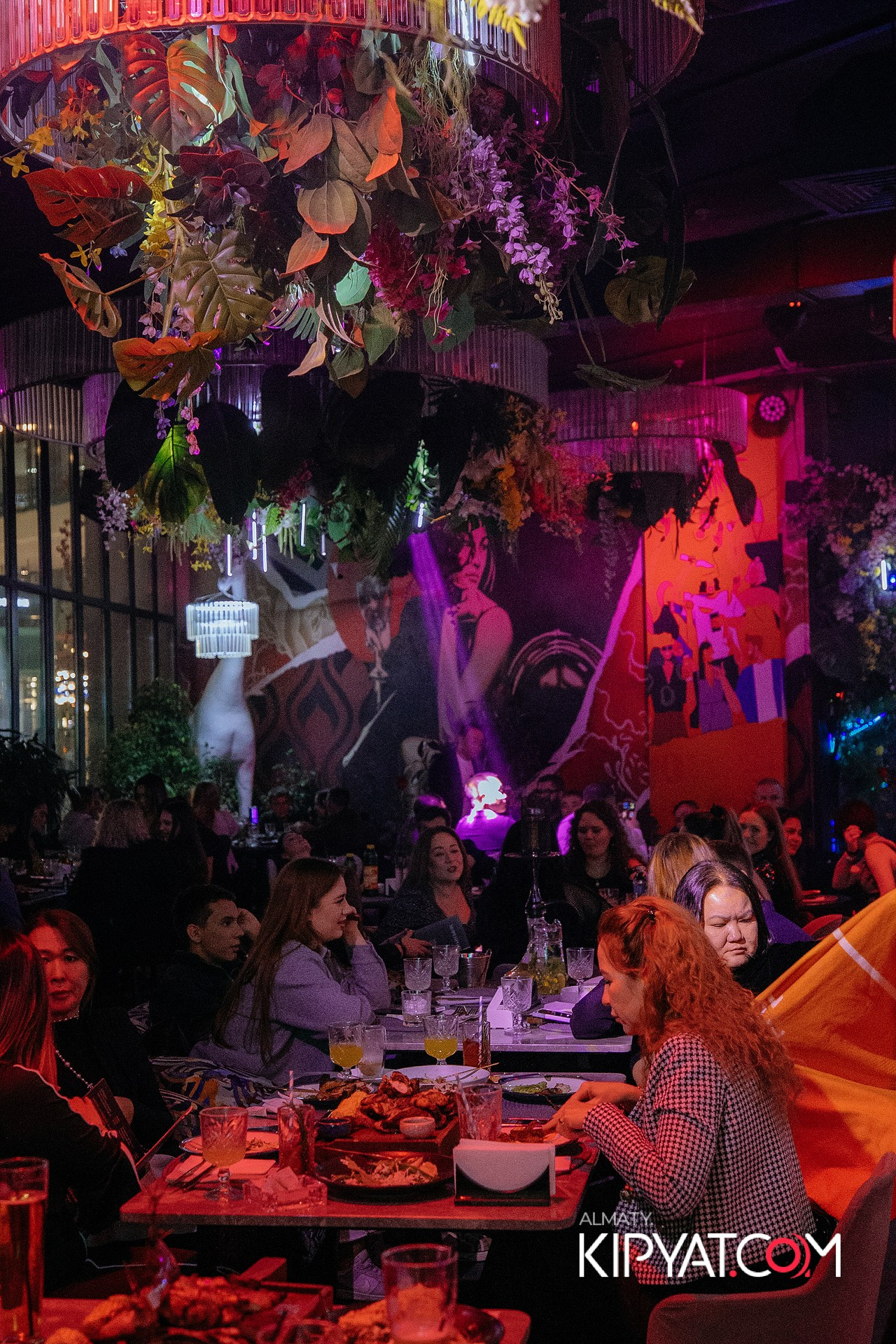 FRIENDS BAR & TERRACE. КИПЯТКОМ АЛМАТЫ!