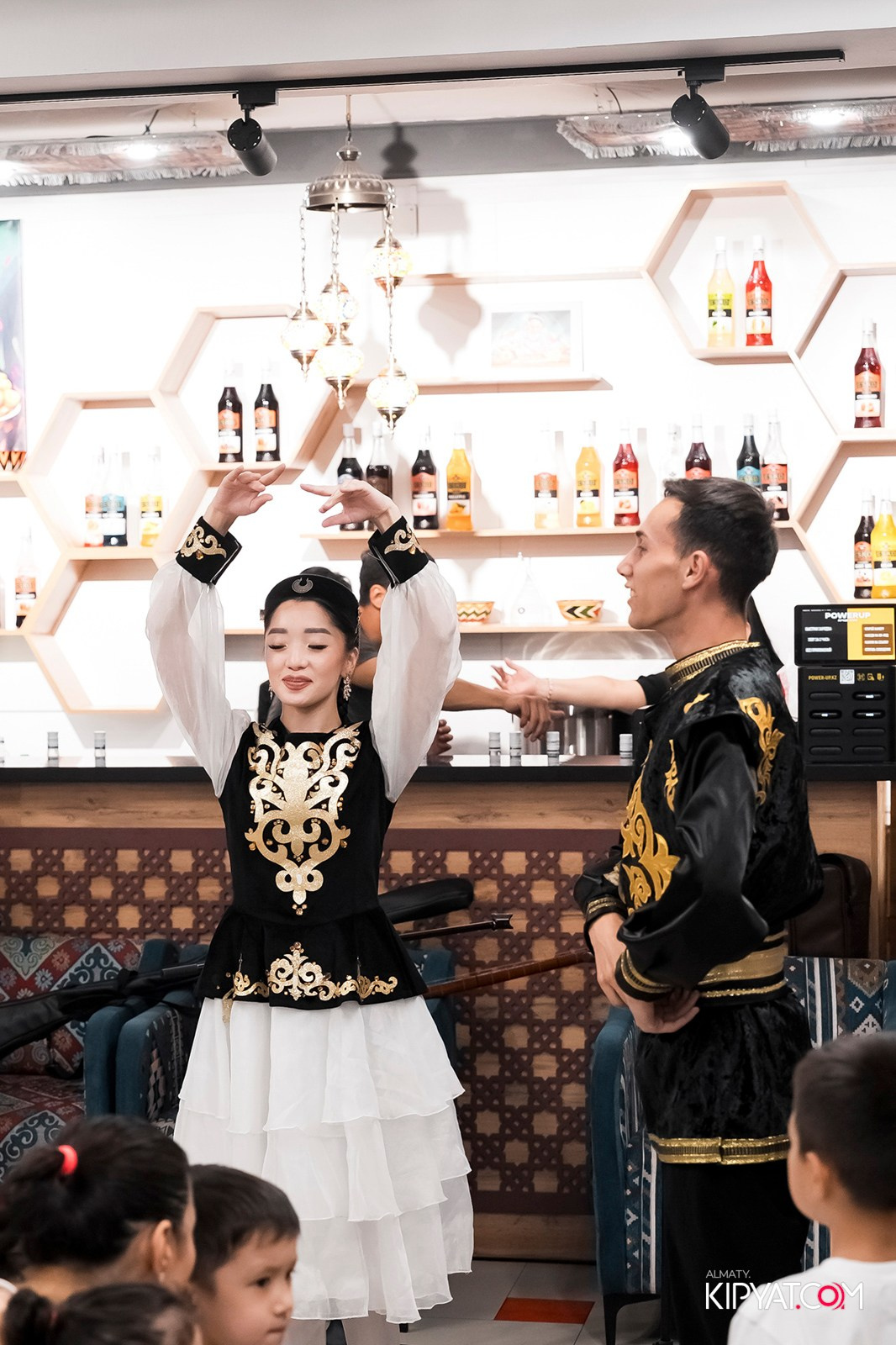 СЕМЕЙНЫЙ РЕСТОРАН BAZAAR. КИПЯТКОМ АЛМАТЫ!