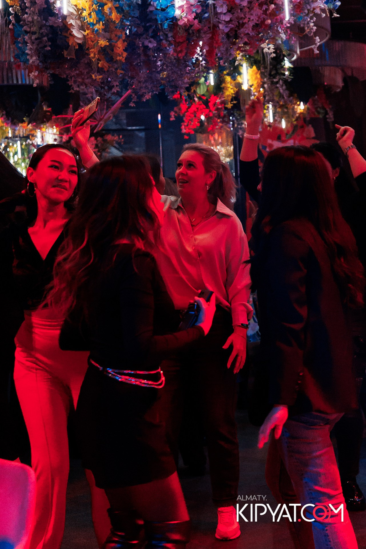 FRIENDS BAR & TERRACE. КИПЯТКОМ АЛМАТЫ! Фотосъемка мероприятий в Алматы