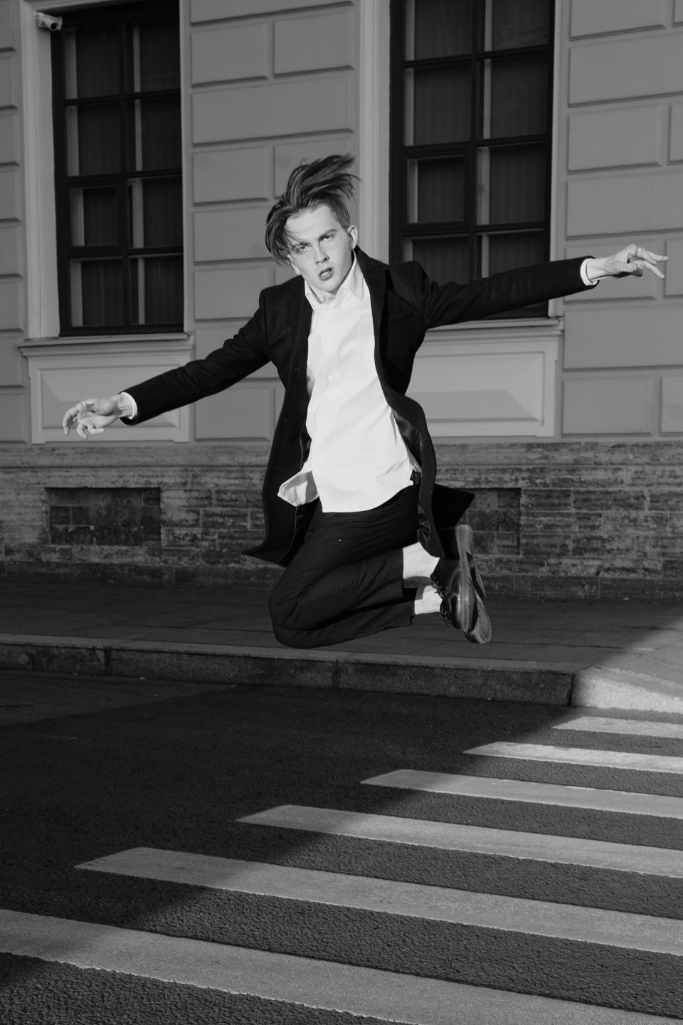 Кадр возле пешеходного перехода прыгающего парня