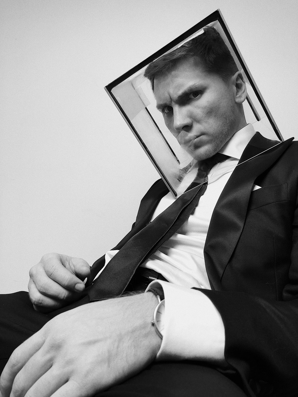 Современная концептуальная фотография о теле, уязвимости и идентичности. Визуальная практика на стиле честности, пост-иронии и искусства.Рекламная фотография, Концептуальная фотография, Современный художник, Психология, Коммерческий фотограф, Репортажный фотограф, Стрит фотография, Арт, Сюрреализм, Мобильная фотография, Снято на айфон, Дима Бурза