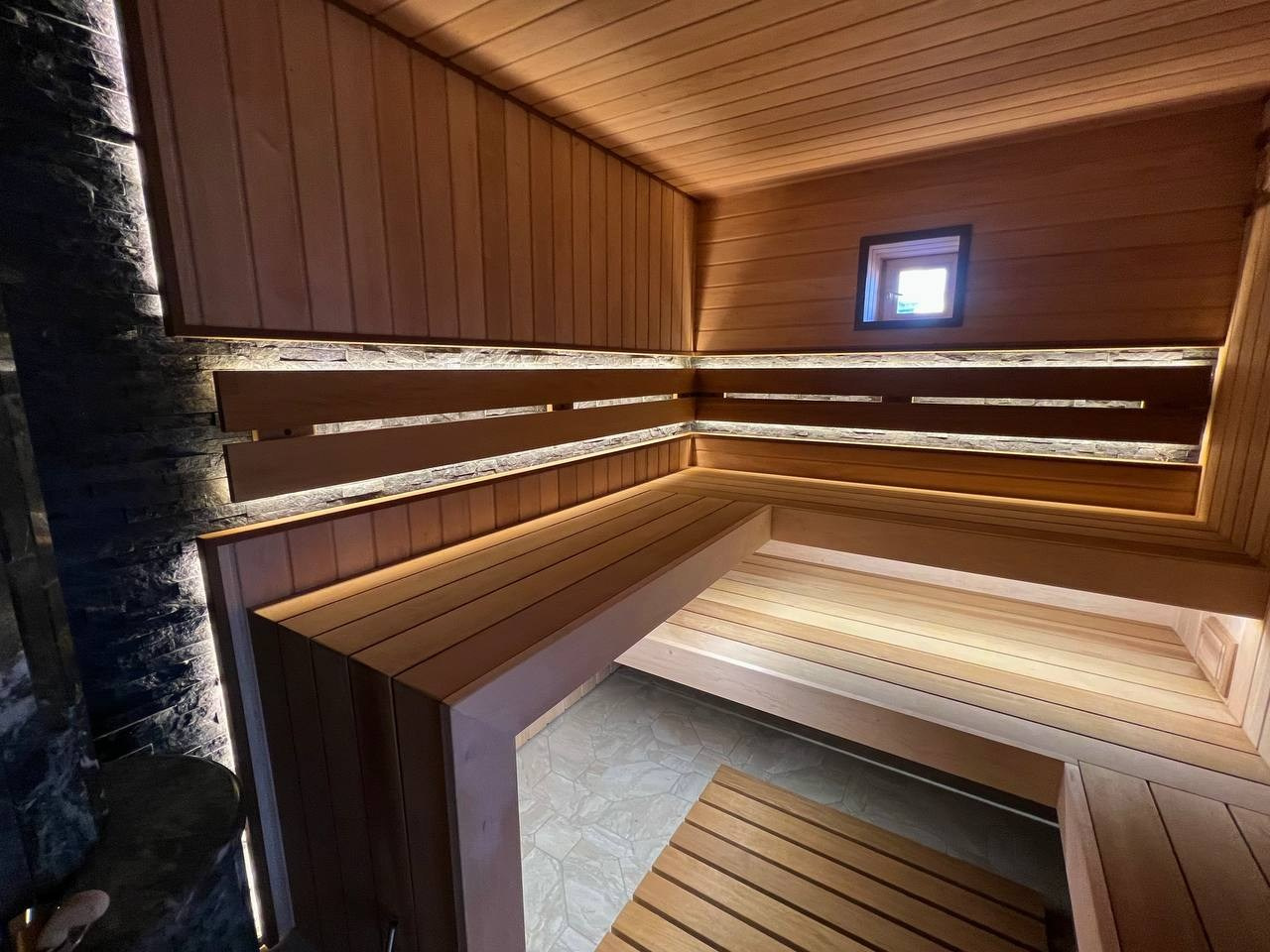 Парная в Бриллианте на Атмосфере с внутренней топкой. Есть в этой схеме и минусы, но треск дров во время парения- это что-то на незабываемом. SaunaTopMasters