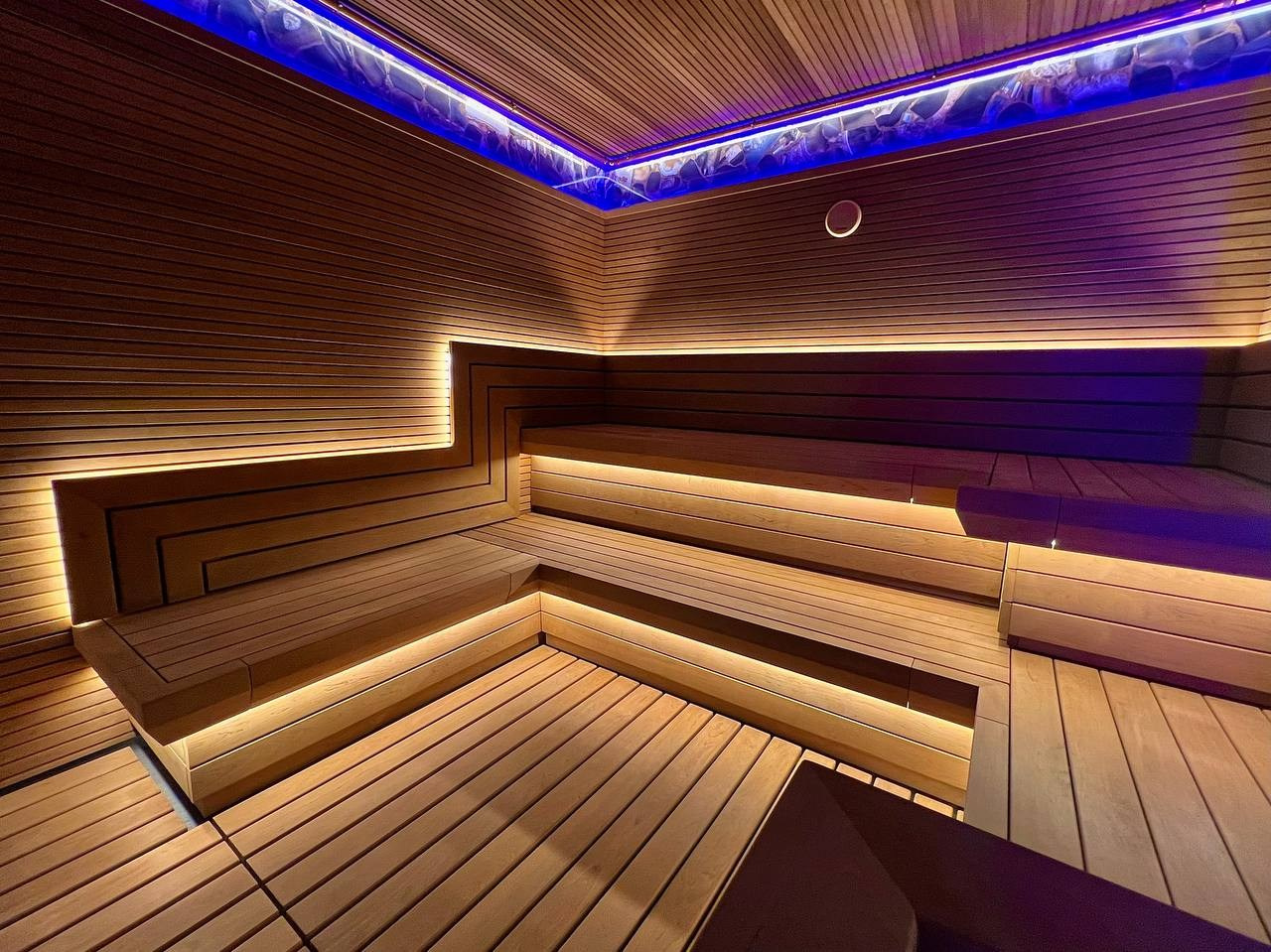 Сауна в Encore Fitness по проекту наших коллег из MBSaun. Симметрия, строгие линии, столярные элементы и щипотка роскоши. SaunaTopMasters