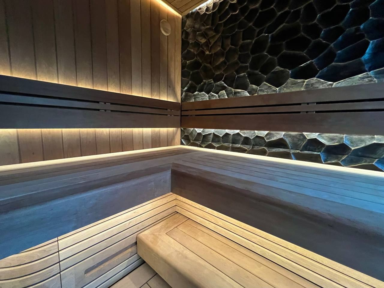 Кодовое название- Чешуя. Баня на берегу Суходольского озера выполнена для MBSaun и получила свое название за уникальные 3D панели. SaunaTopMasters