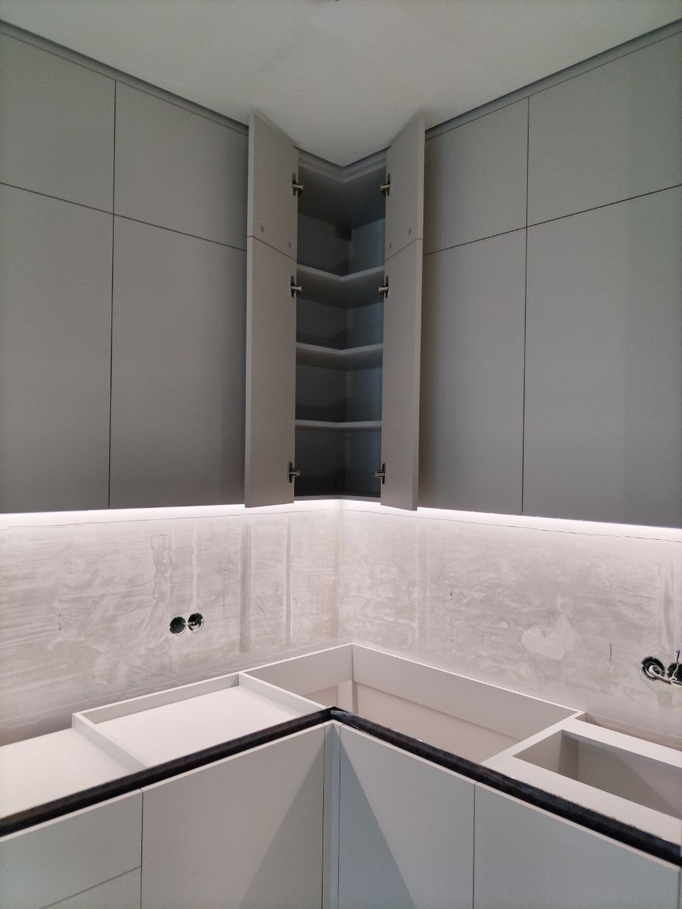 Фото с монтажа |Мебель на заказа: кухни, шкафы и т.д. в Томске. ГУДРУМ — Мебель на заказ в Томске | Кухни | Шкафы | Стулья и Столы