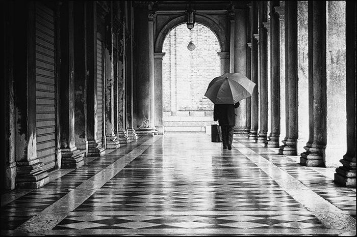 чёрно-белая графичная композиция Андо Фукса с контрастом света и тени