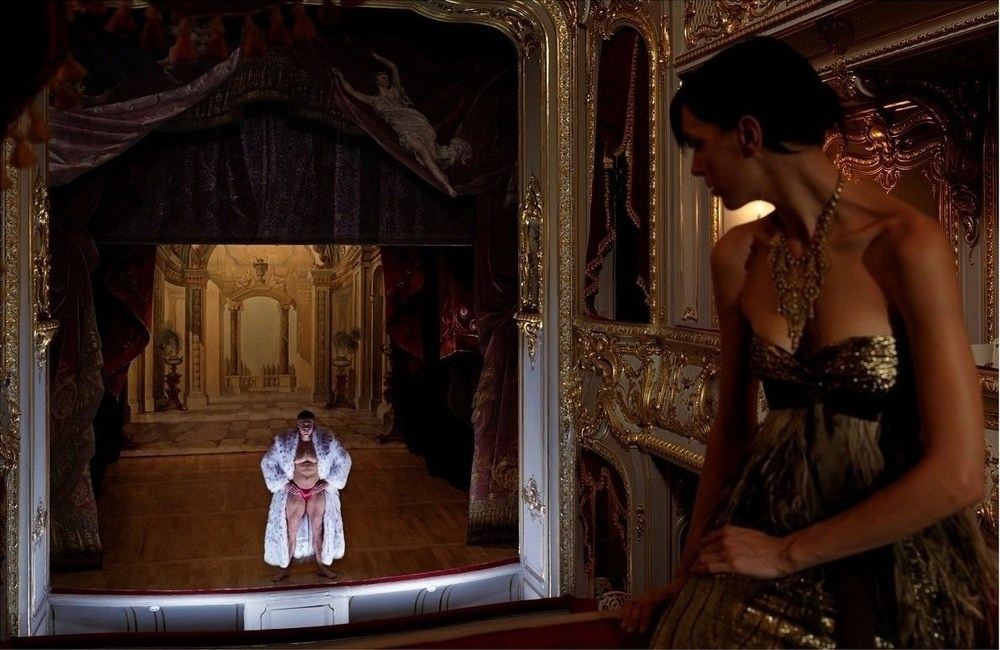 постановочная фотография Филипа-Лорки Ди Корсии с драматическим светом и театральной атмосферой