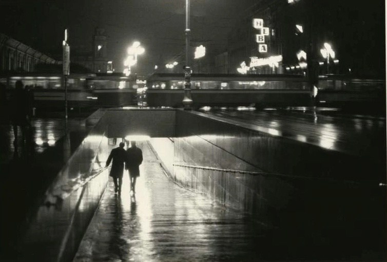 уличная фотография Всеволода Тарасевича с жителями Ленинграда в 1960-е годы