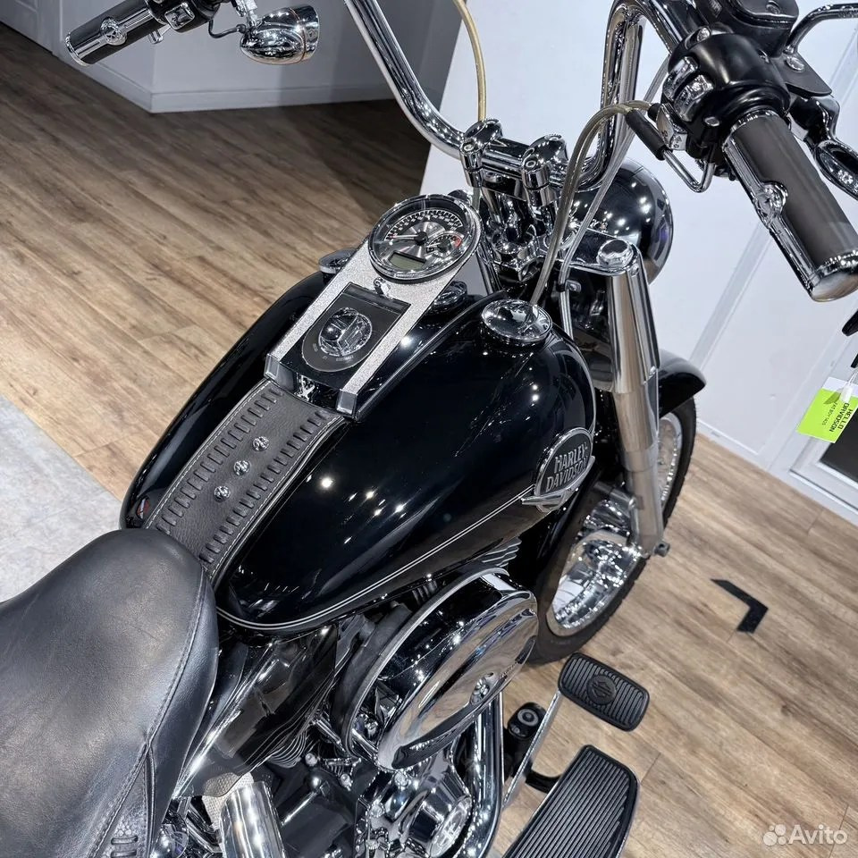 Купить Harley-Davidson 2010 Fat Boy Vivid Black (Softail/Dyna) — подробнее на сайте. Hello Davidson, Москва. Только хорошие мотоциклы…