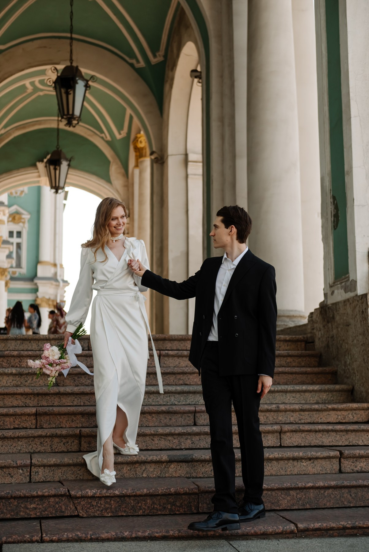 Прогулка у Эрмитажа. Свадебный и сеейный фотограф в Санкт-Петербурге Елена Худякова