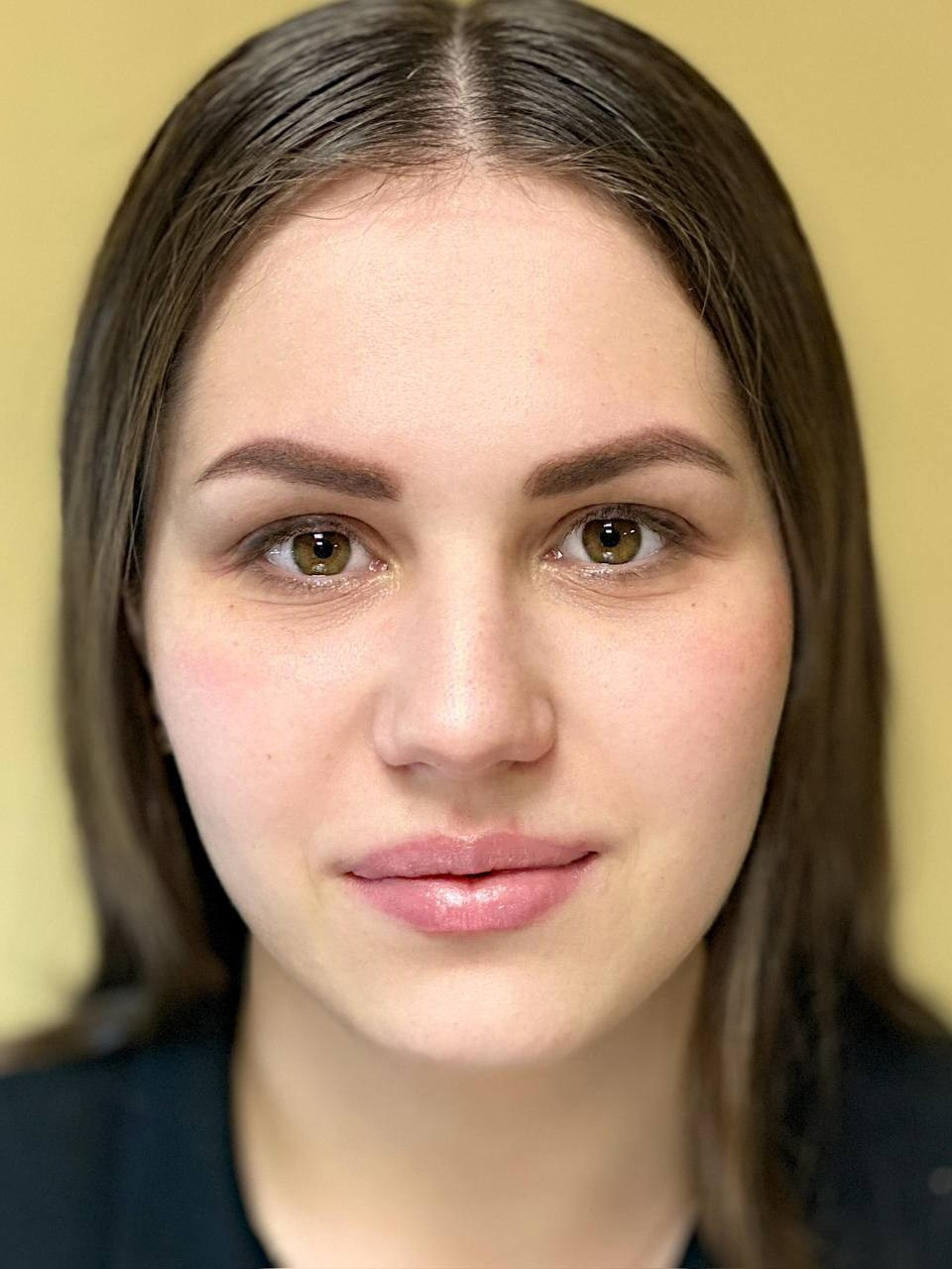 Ежедневно идеальные брови без макияжа. Мягкое напыление, оттенок под подтон кожи и чистая, аккуратная форма.