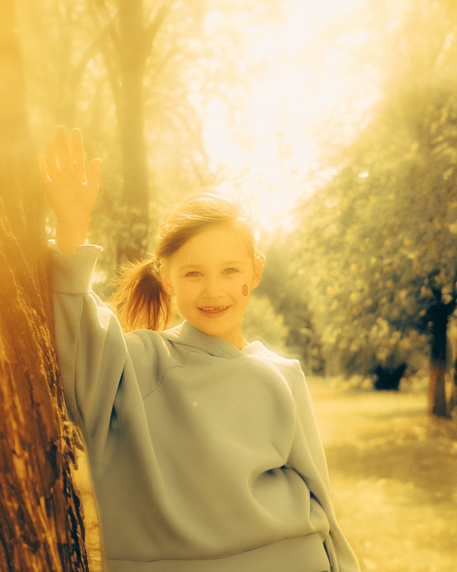 Волшебные детские репортажные фотографии, окутанные пламенем яркого света, запечатлевают неповторимые моменты радости и эмоций на праздничной фотосессии. Фотограф: Alexander Veselkov - Photographer | AV.