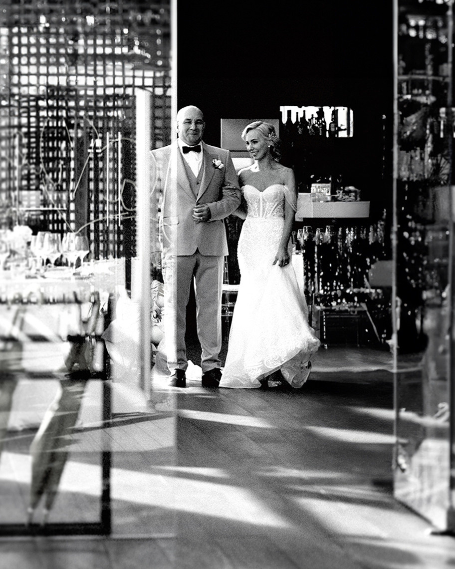 Свадебный репортаж, наполненный трепетом и сиянием, оставляет след в сердцах, становясь живыми воспоминаниями на всю жизнь. Фотограф: Alexander Veselkov - Photographer | AV.