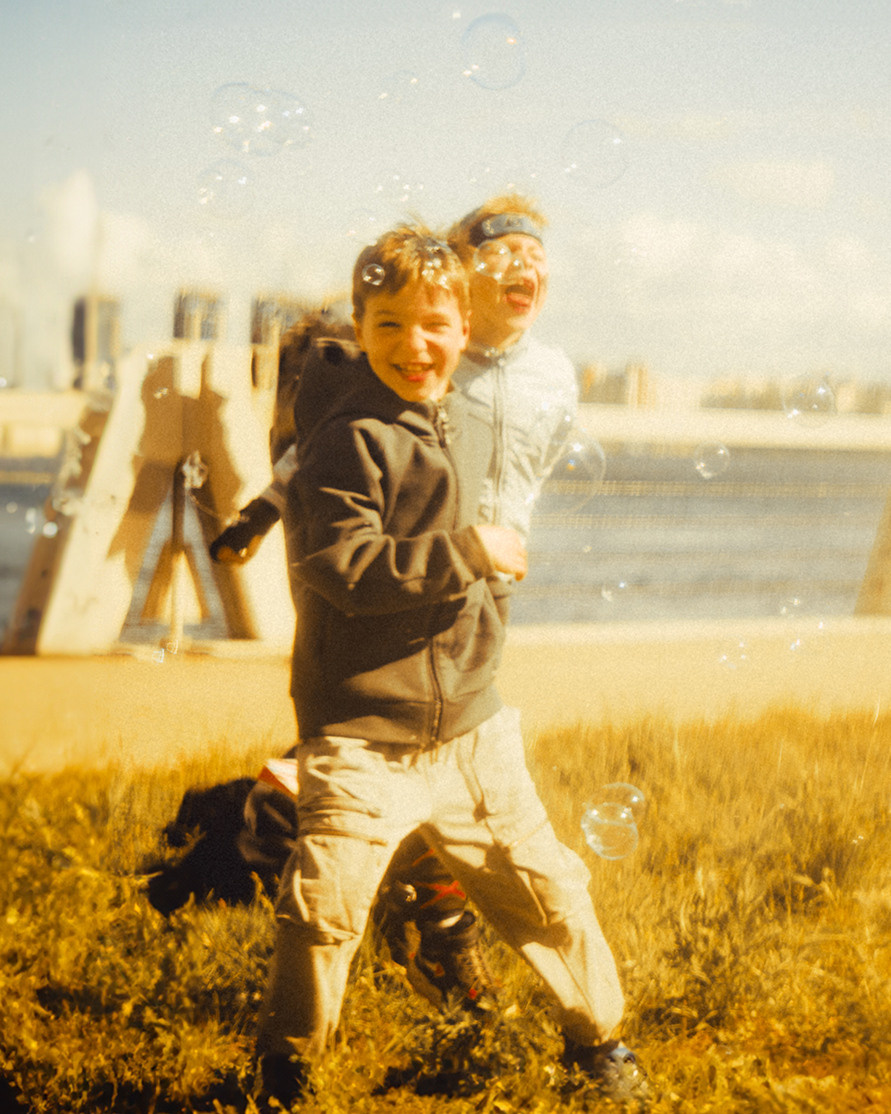 Очаровательные детские репортажные снимки, воплощающие бурю света и радости, захватывают яркие моменты криков восторга и эмоций, даруя улыбки на праздничной фотосессии. Автор: Alexander Veselkov - Photographer | AV.