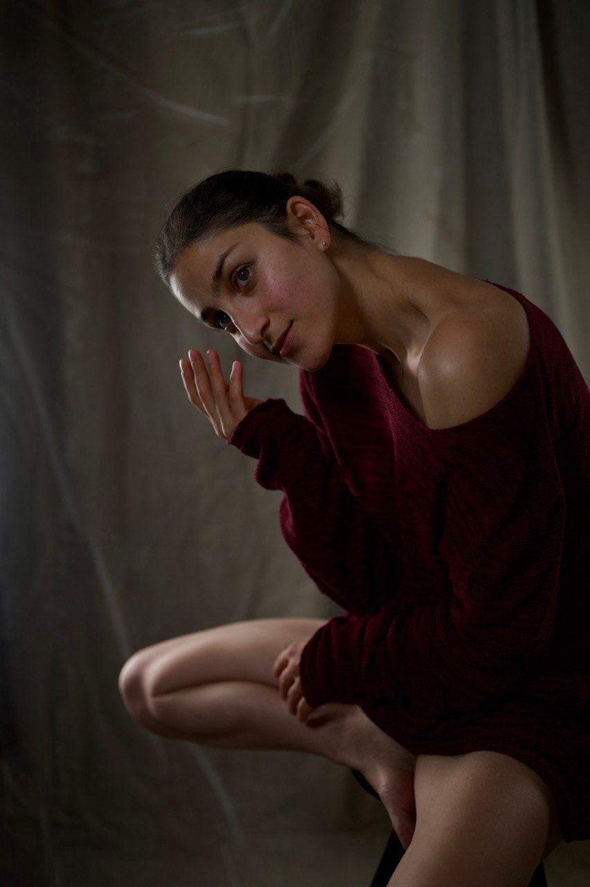 Фотосессия девушки с использованием тёплого света в студии