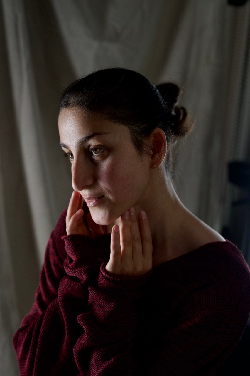 Фотосессия девушки с использованием тёплого света в студии