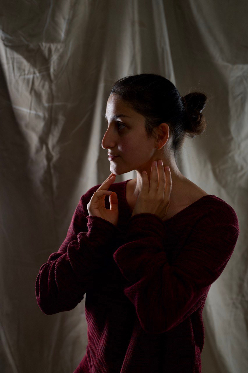 Фотосессия девушки с использованием тёплого света в студии