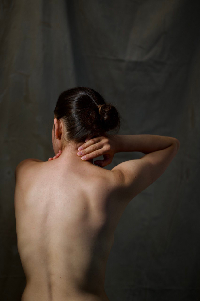 Фотосессия девушки с использованием тёплого света в студии