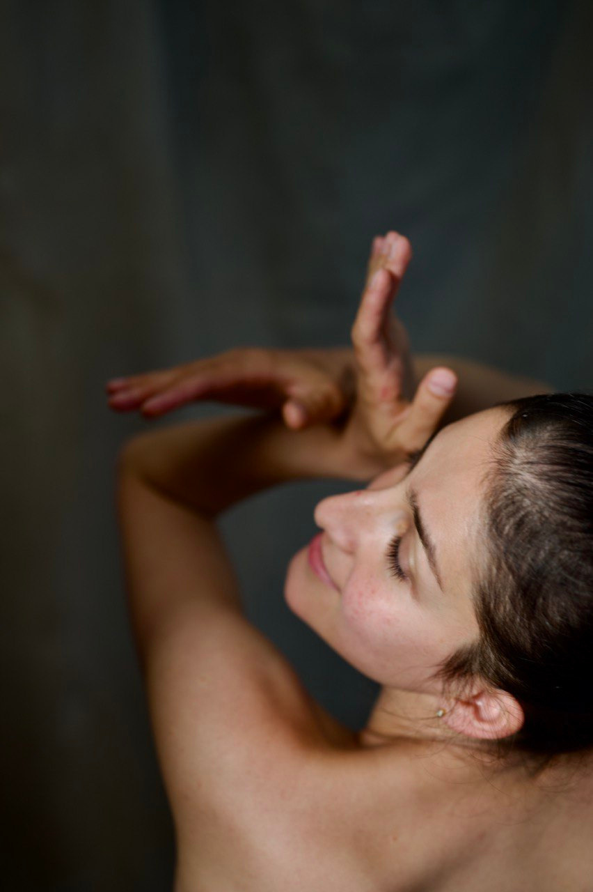 Фотосессия девушки с использованием тёплого света в студии