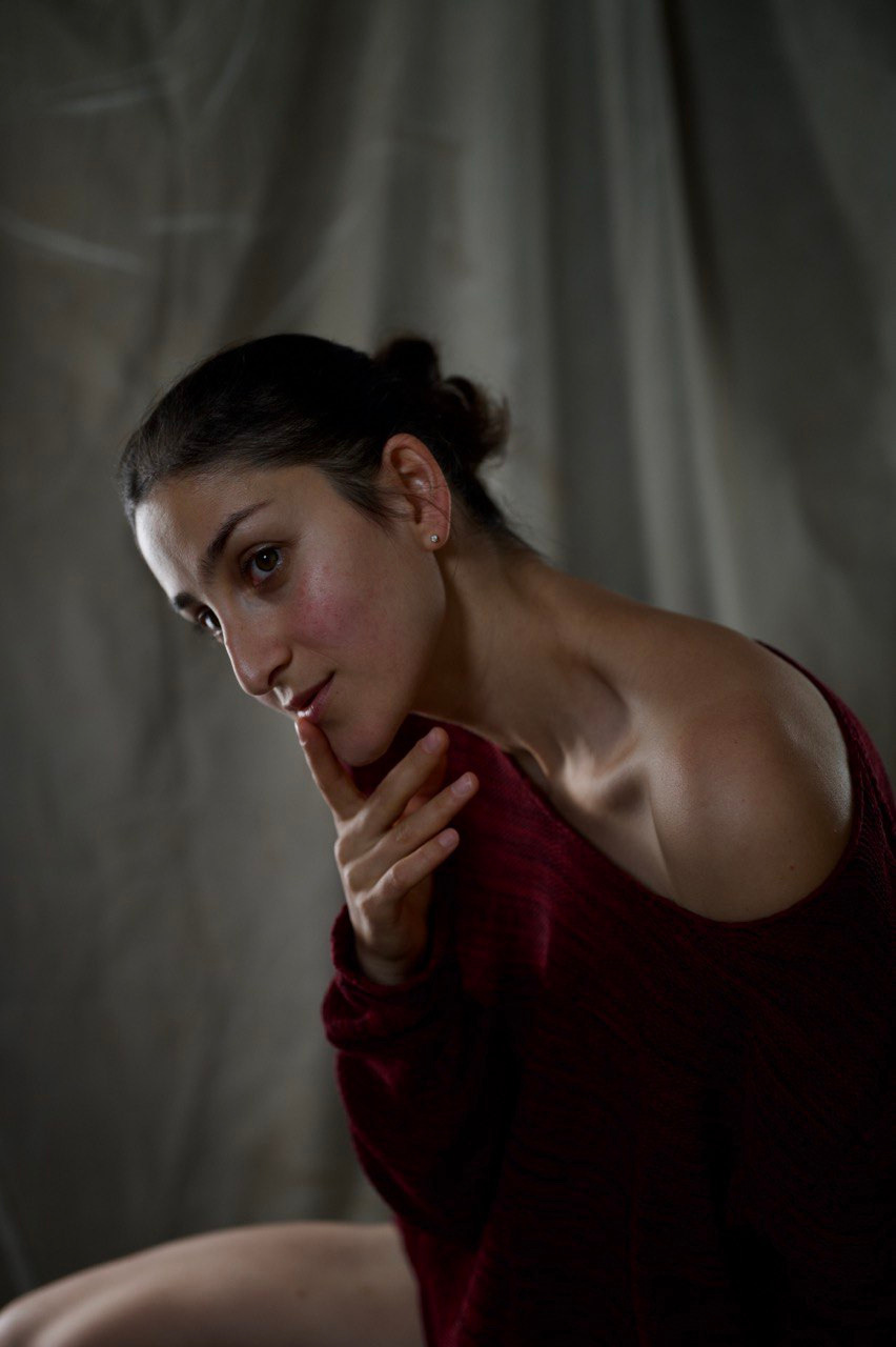 Фотосессия девушки с использованием тёплого света в студии