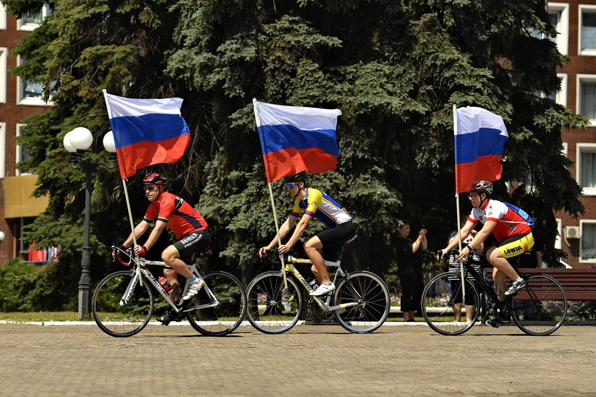 Официоз по плану, жизнь — между кадров: как снять День России и остаться собой. Документальный фотограф Сергей Вдовин