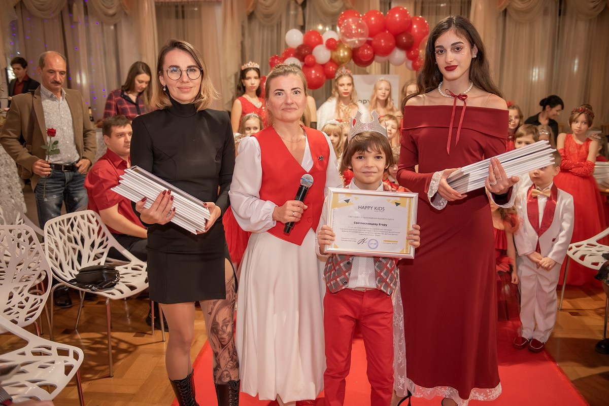 Выпускной в детской школе моделей HAPPYkids 2024. Семейный и коммерческий фотограф в Сочи Александр Бодунов