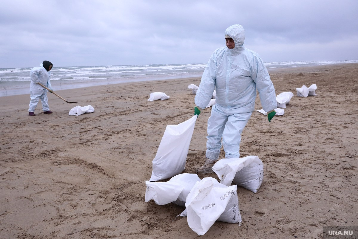 Разлив нефти в Чёрном море — 2025. Роман Наумов профессиональный фотограф