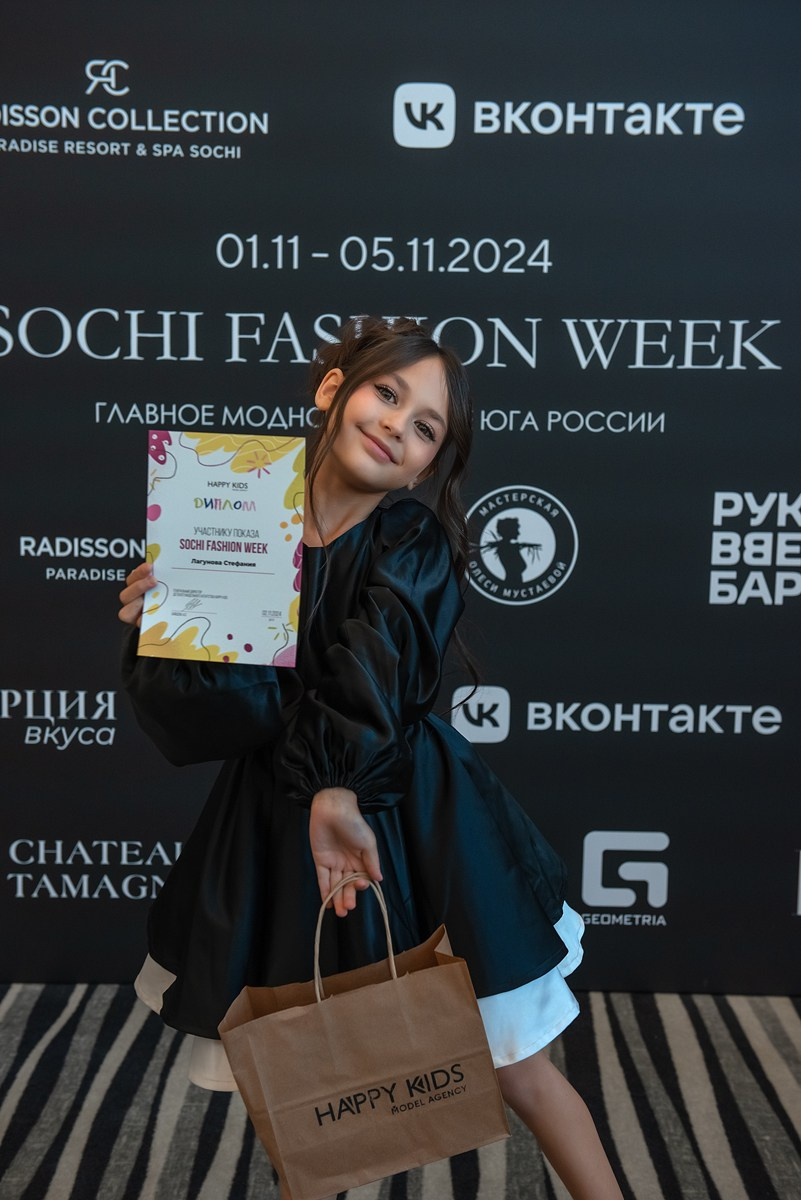 SochiFashionWeek2024 дизайнер Юлия Крылова. Семейный и коммерческий фотограф в Сочи Александр Бодунов