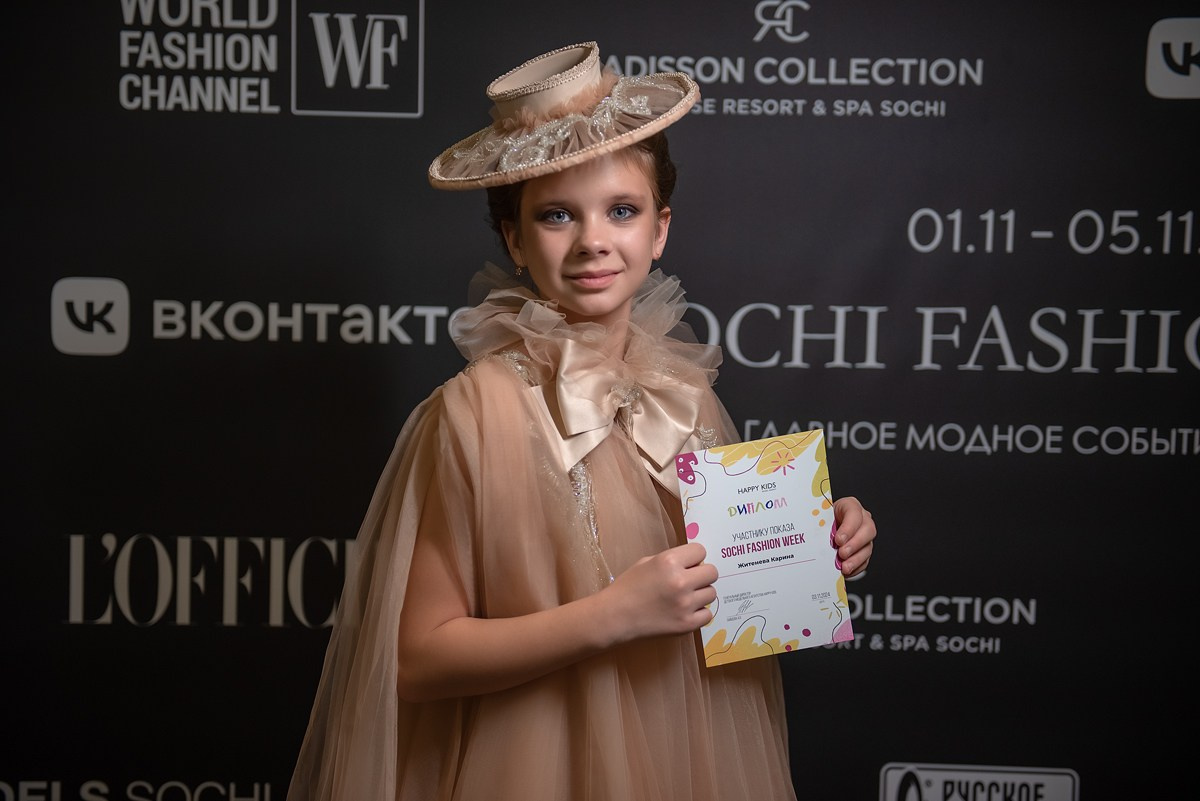 SochiFashionWeek2024 дизайнер Анохина Светлана. Семейный и коммерческий фотограф в Сочи Александр Бодунов