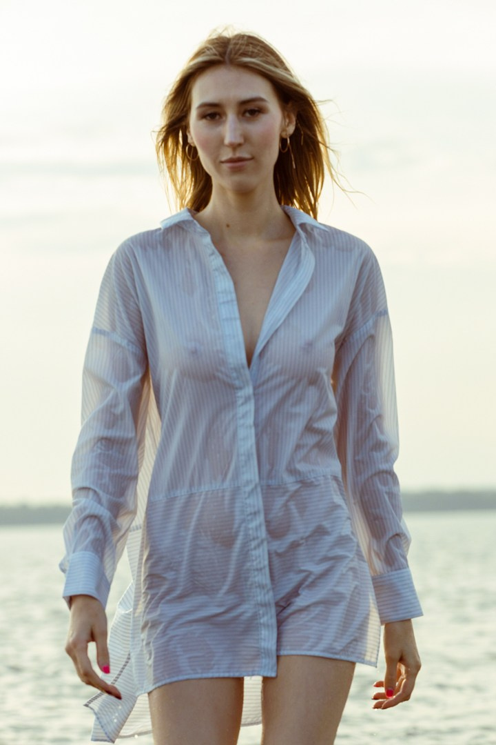 Девушка в мокрой белой рубашке