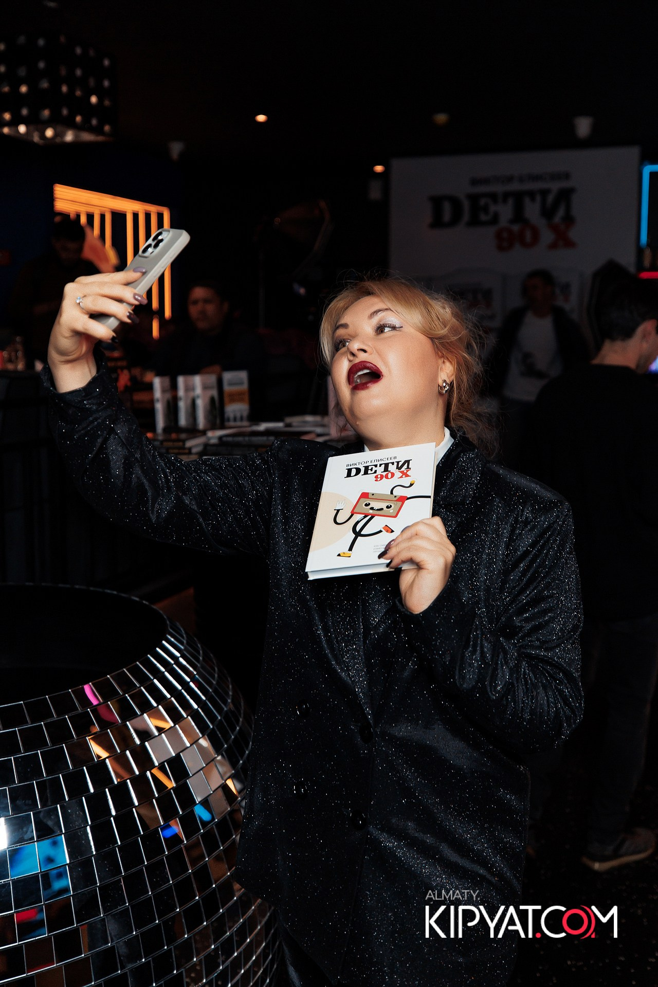 ПРЕЗЕНТАЦИЯ КНИГИ ВИКТОРА ЕЛИСЕЕВА. КИПЯТКОМ АЛМАТЫ!