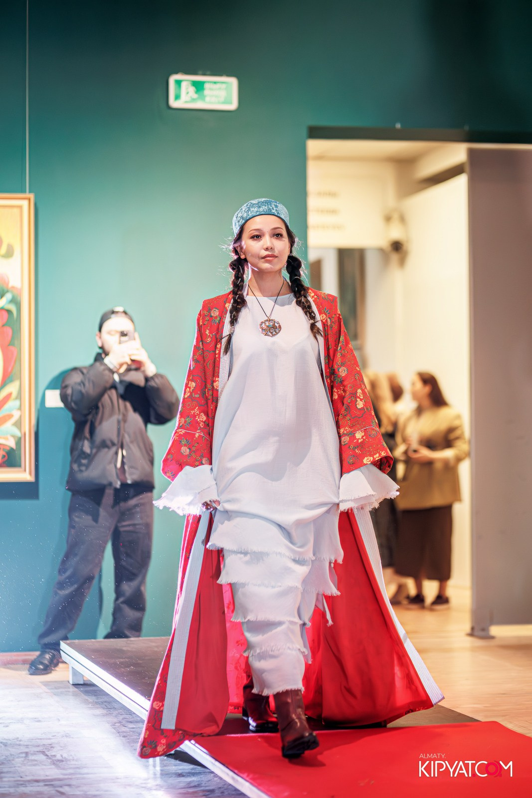 FASHION ПОКАЗ, КАЗАХСКОЙ НАЦИОНАЛЬНОЙ ОДЕЖДЫ. КИПЯТКОМ АЛМАТЫ!