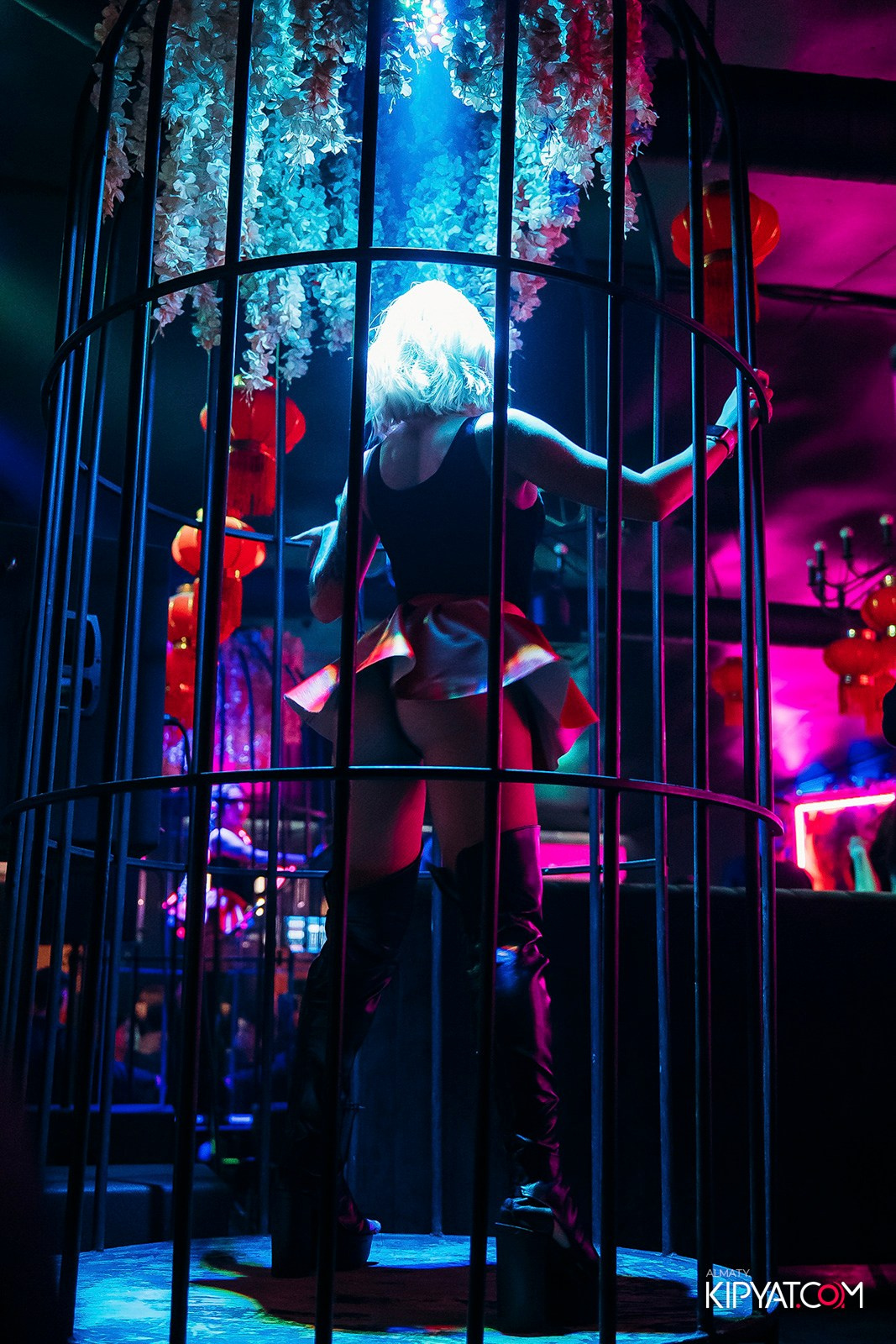 UYAT ЕМES BAR. КИПЯТКОМ АЛМАТЫ!