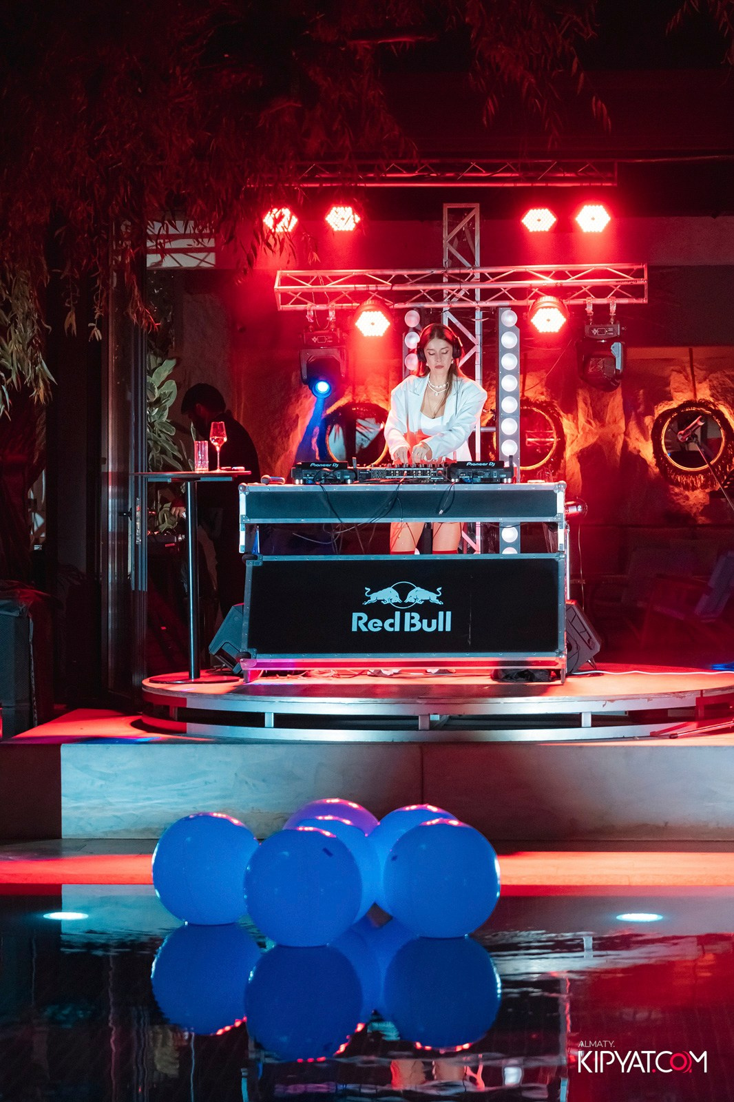 EDEN POOL & BAR. КИПЯТКОМ АЛМАТЫ!