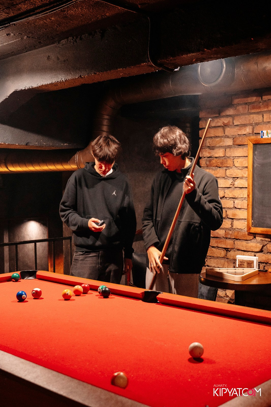 РЕСТО-БАР СКАНДАЛИСТЪ. КИПЯТКОМ АЛМАТЫ!