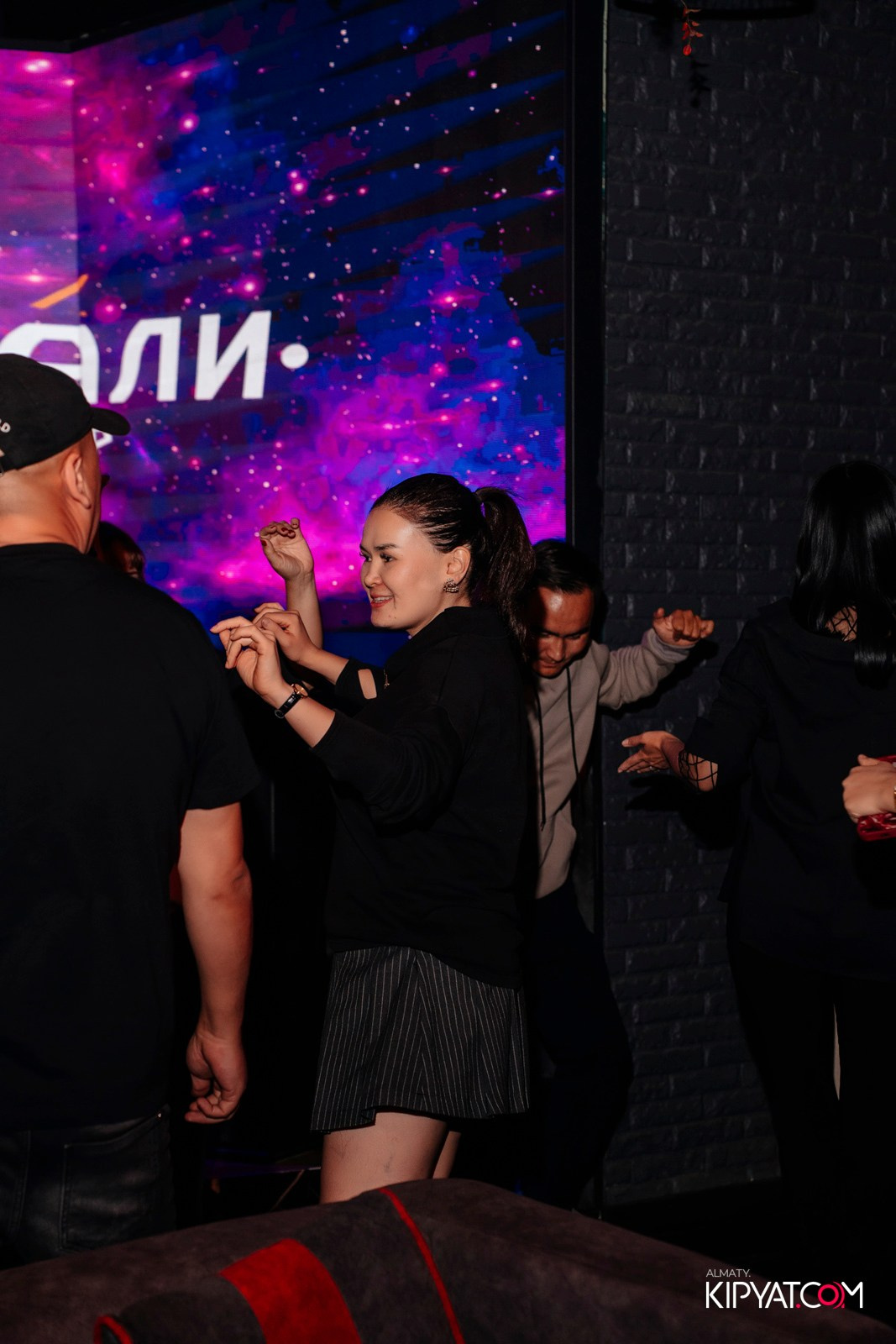 БАР ПАНАЕХАЛИ НА ТОЛЕ БИ. КИПЯТКОМ АЛМАТЫ!