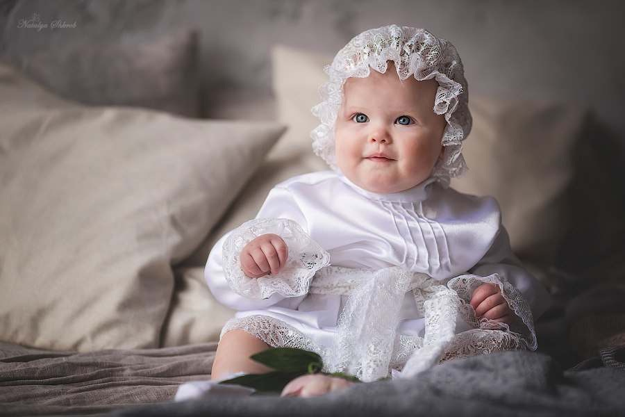 ребенок на кровати, красивое фото