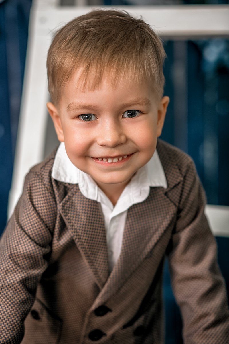 портрет ребенка в студии, улыбка