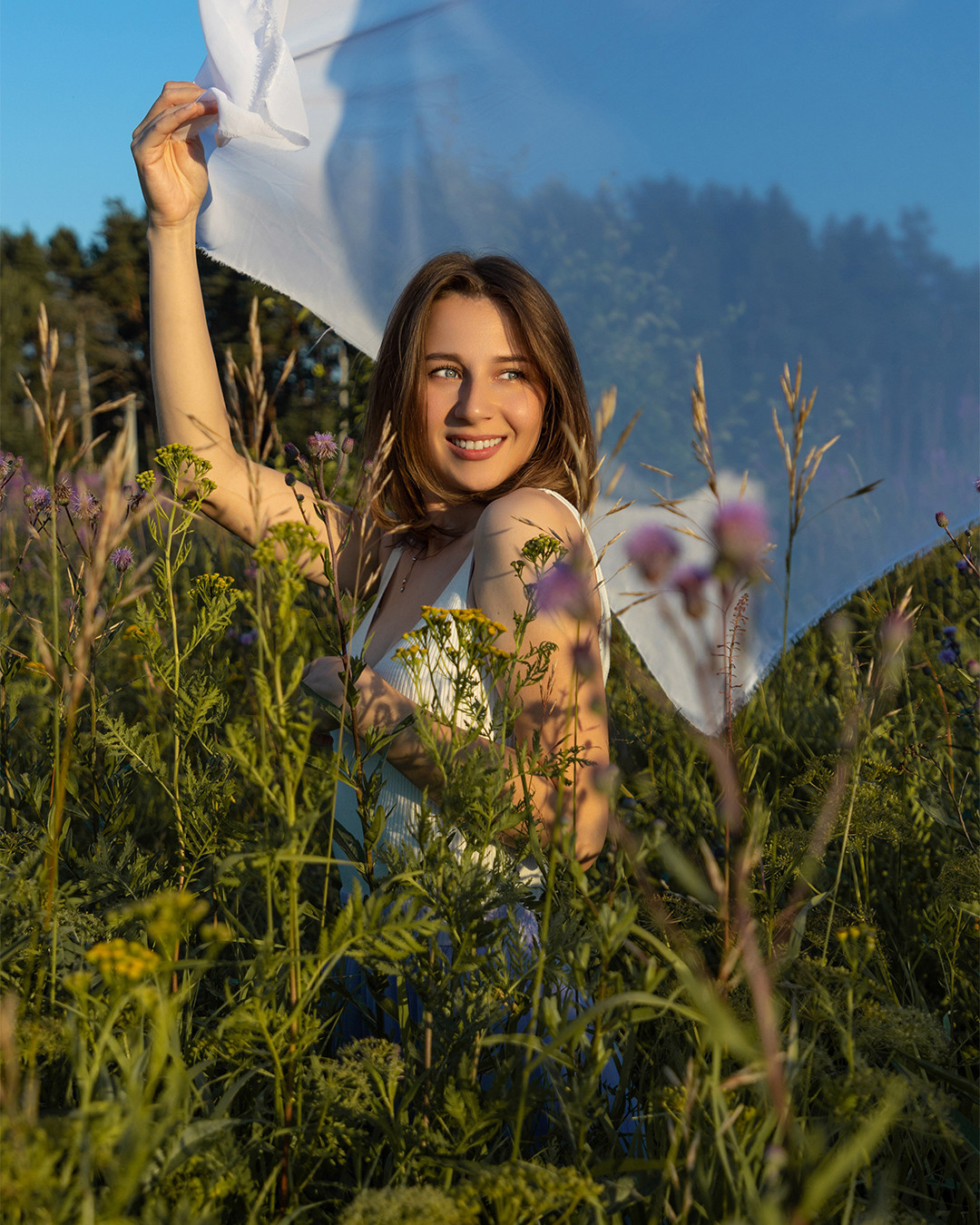 Съёмка девушки в цветущем поле. Коммерческий фотограф Андрей Тремасов