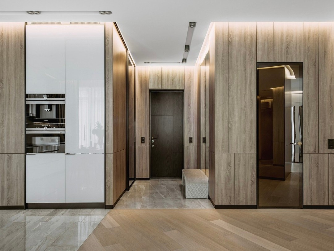 Современный коридор с отделкой под дерево и подсветкой — интерьер Валерии Котович