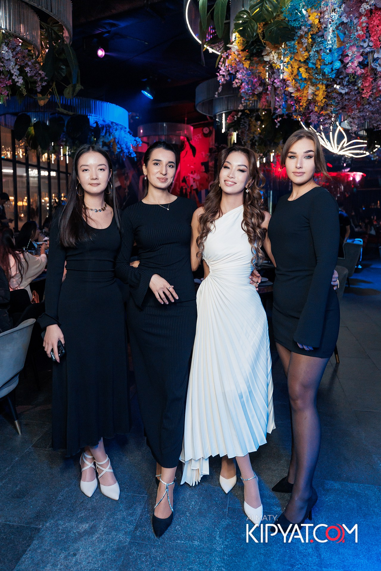 FRIENDS TERRACE & BAR. КИПЯТКОМ АЛМАТЫ! Фотосъемка мероприятий в Алматы