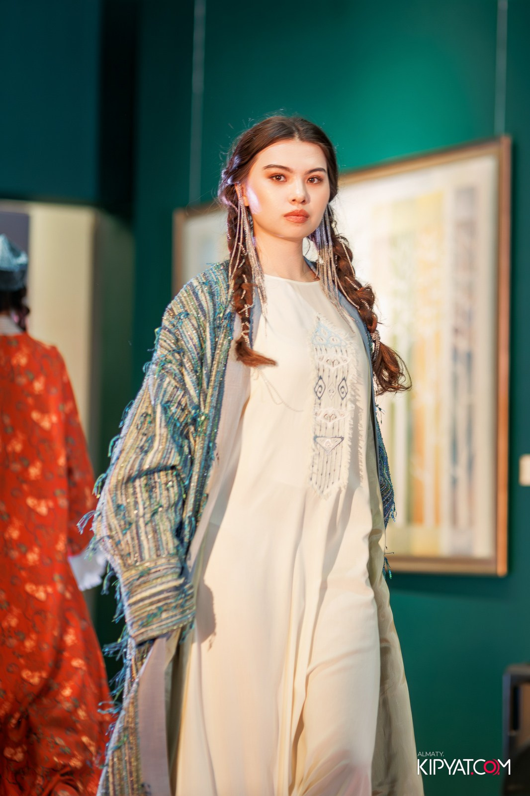 FASHION ПОКАЗ, КАЗАХСКОЙ НАЦИОНАЛЬНОЙ ОДЕЖДЫ. КИПЯТКОМ АЛМАТЫ!