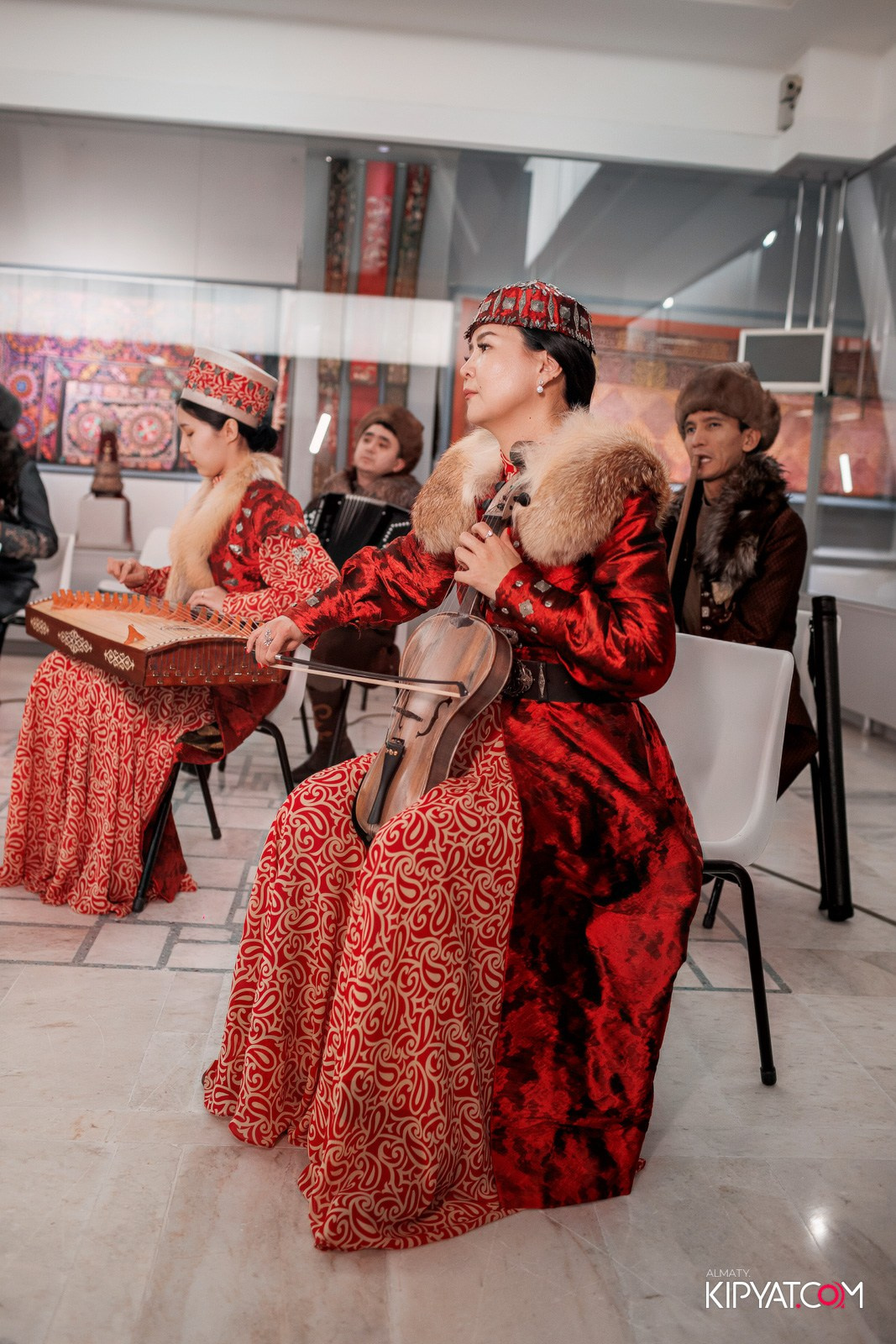 FASHION ПОКАЗ, КАЗАХСКОЙ НАЦИОНАЛЬНОЙ ОДЕЖДЫ. КИПЯТКОМ АЛМАТЫ!