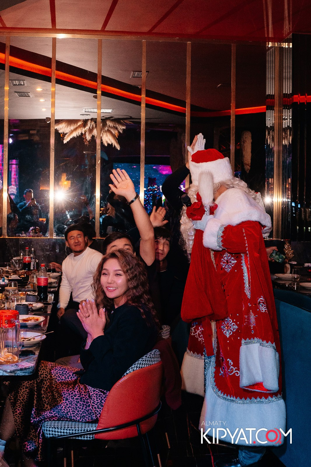 БАР ПАНАЕХАЛИ НА ТОЛЕ БИ. КИПЯТКОМ АЛМАТЫ!