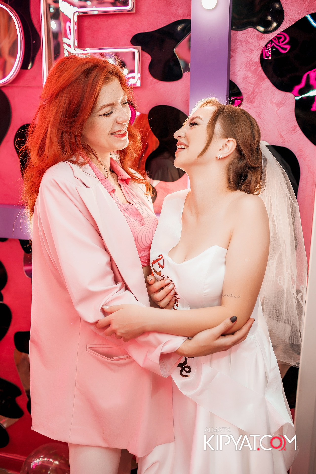 Ухо и Медведь на Курмангазы. КИПЯТКОМ АЛМАТЫ!