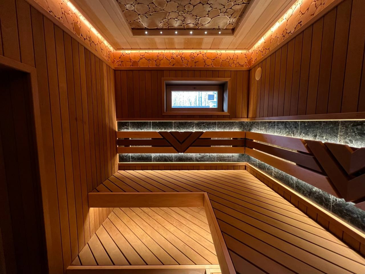 Шикарная парная в Денисово. Уникальный дизайн, большое количество сибирского можжевельника и талькомагнезит с подсветкой. SaunaTopMasters