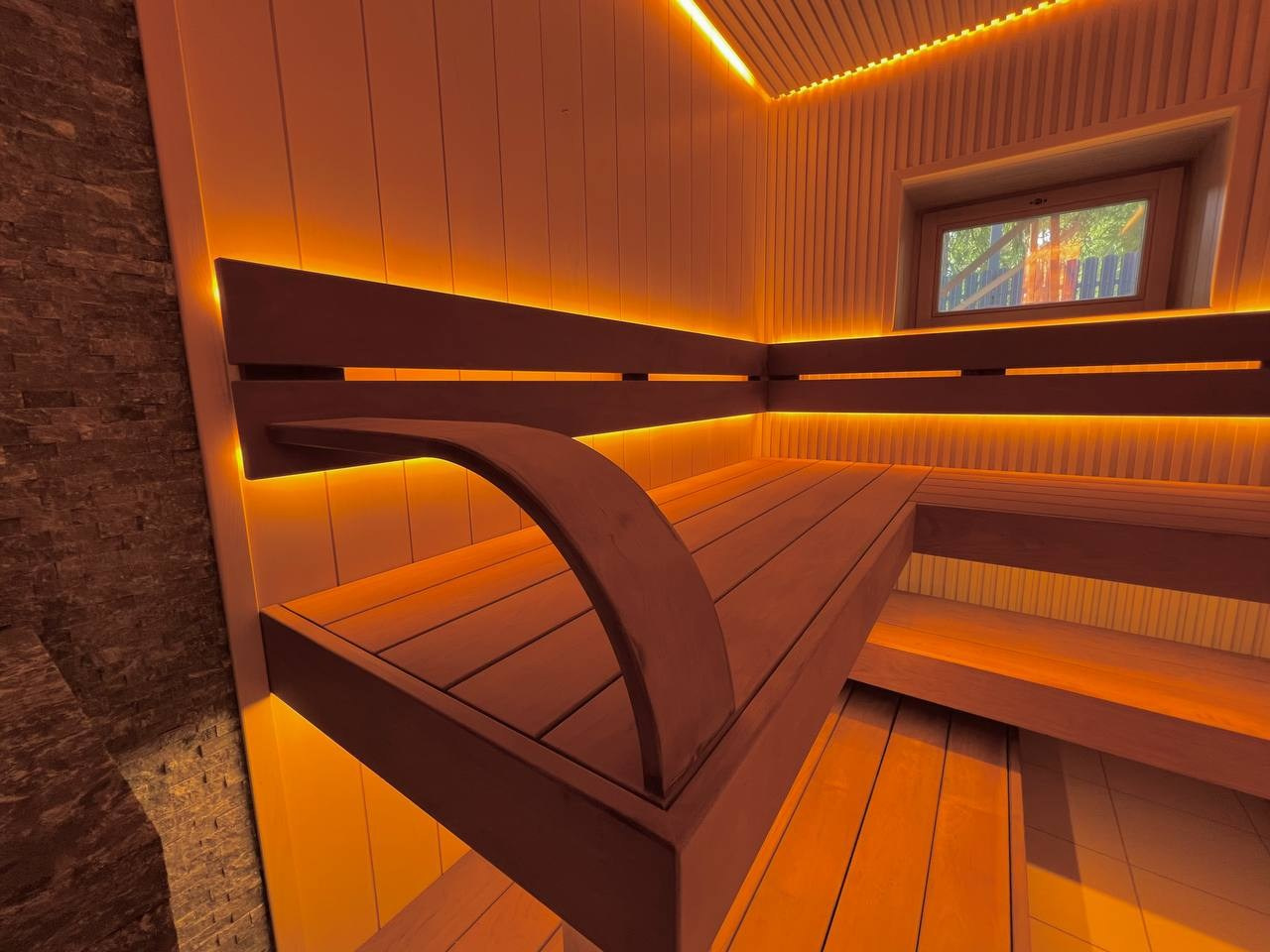 Сауна в Северной Жемчужине выполнена по проекту наших коллег VitaLine SPA. Ольха разного профиля, линейный свет и Sangens в редкой облицовке. SaunaTopMasters