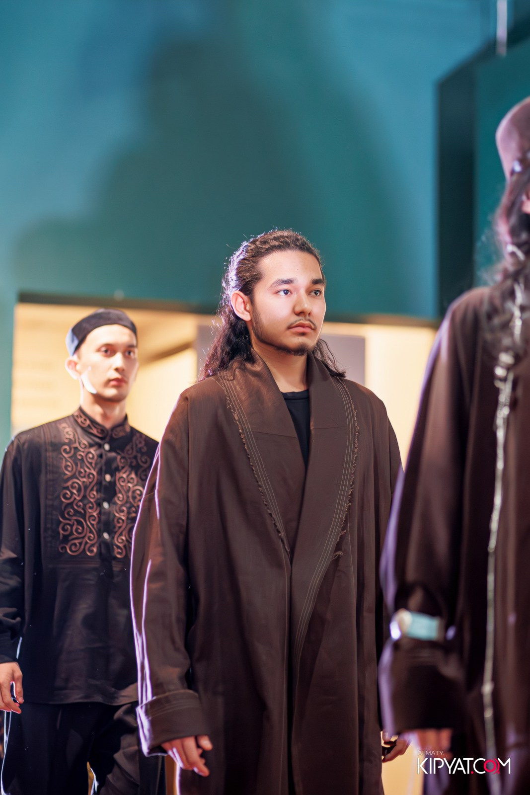 FASHION ПОКАЗ, КАЗАХСКОЙ НАЦИОНАЛЬНОЙ ОДЕЖДЫ. КИПЯТКОМ АЛМАТЫ!