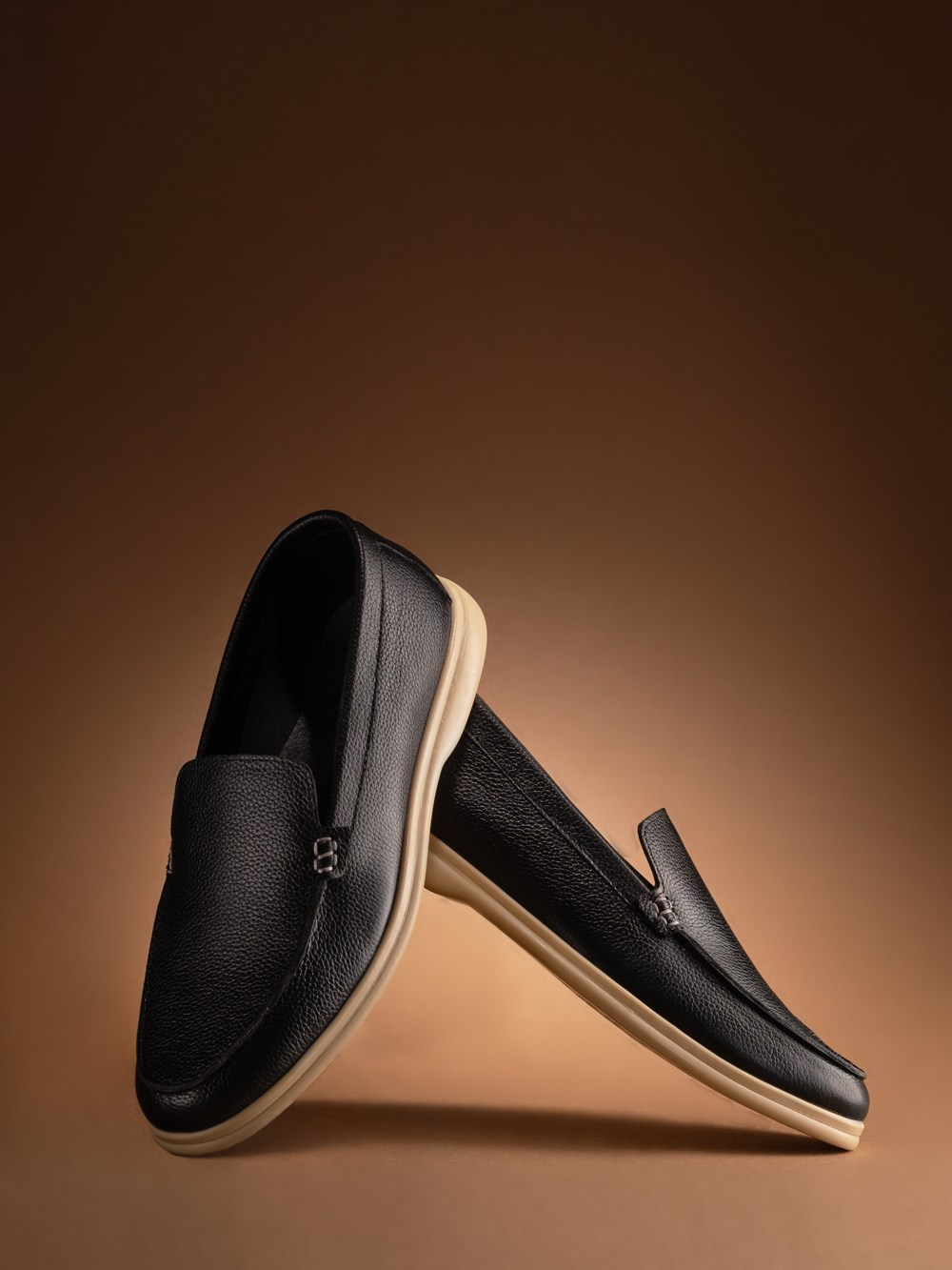 мужские туфли Лоро Пиано в динамичной постановке на фоне с градиентным светом