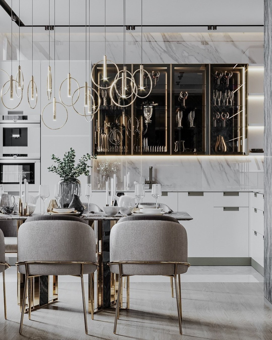 Современная кухня-столовая с мраморной стеной и золотыми акцентами | Проект Валерии Котович